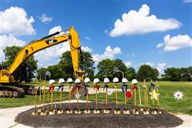 Bauhelme von Schmeling Construction ruhen auf Schaufeln vor dem ersten Spatenstich für ein neues Heim für All Stars und Buddy Baseball im Loves Park im Rockford Park District, Illinois, USA. Die neue, 2,2 Millionen Dollar teure Anlage wird zwei barrierefreie Baseballfelder, Spielerbänke, erweiterte Parkplätze, ein Fußballfeld und vieles mehr umfassen. Buddy Baseball ist eine nicht wettkampforientierte Freizeit-Baseballliga für behinderte Sportler im Alter von 5 bis 22 Jahren, in der jedem Sportler ein „Buddy“ zur Seite steht, der ihn während des Spiels unterstützt. Das All Stars-Programm ist ähnlich, jedoch für Sportler ab 20 Jahren.