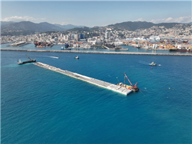 Il consorzio PerGenova Breakwater, guidato da Webuild, ha posizionato sul fondale marino al largo della città l'undicesimo