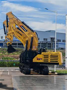 Fertige Lovol-Bagger vor der Baggerfabrik von Lovol Heavy Industry in Qingdao, China