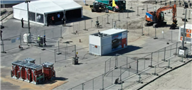 Immagine che mostra un generatore a idrogeno Hitachi Energy mentre carica un escavatore elettrico a batteria presso lo stabilimento Air Products di Rotterdam. (Immagine: Hitachi Energy)