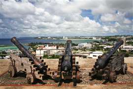 Ausrangierte Artillerie auf der Insel Guam. Bild: Adobe Stock