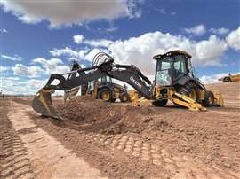 Uma retroescavadeira John Deere em ação