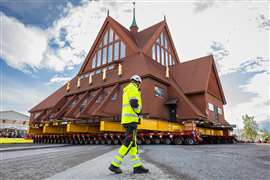 A Mammoet concluiu a mudança da Igreja Kiruna, de 113 anos, na Suécia (Imagem cortesia da Mammoet)