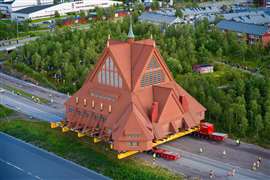 Mammoet ha completado la reubicación de la Iglesia de Kiruna, de 113 años de antigüedad, en Suecia (imagen cortesía de Mammoet)