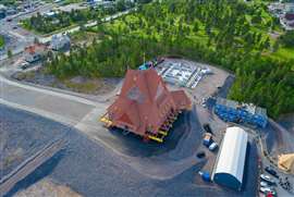 A Mammoet concluiu a mudança da Igreja Kiruna, de 113 anos, na Suécia (Imagem cortesia da Mammoet)