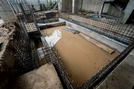 Poças de água parada em um canteiro de obras. Situações como essa podem apresentar alto risco de proliferação da bactéria Legionella. Imagem: Adobe Stock