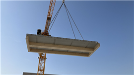 Ein Beton-Holz-Mischbauteil wird für das Projekt Mannheimer Gründepot an seinen Platz gehoben. Bild: Strabag