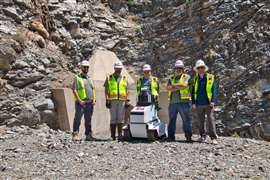 Membros da equipe do Laboratório de Tecnologia da Informação (ITL) do Centro de Pesquisa e Desenvolvimento de Engenheiros do Exército dos EUA (ERDC) em um teste do DambotMini na Represa Alamo, no Arizona, EUA (Imagem: USACE)