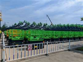 Plataformas de tijera terminadas esperan su entrega en la fábrica de LiuGong Access en Zhenjiang, China (Imagen: KHL Group)