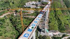 Gru a torre in funzione lungo il ponte Jiangdi Niulanjiang durante la sua costruzione (immagine per gentile concessione di China Railway Group)