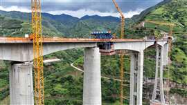 Il ponte Jiangdi Niulanjiang durante la sua costruzione (immagine per gentile concessione di China Railway Group)