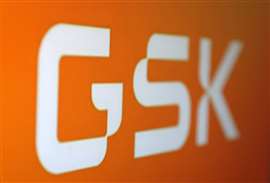 Weißes GSK-Logo auf orangefarbenem Hintergrund