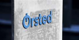 Close-up da placa de Orsted