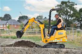 Un paisajista en el Reino Unido utiliza una microexcavadora eléctrica JCB que funciona con energía solar.