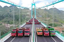 Pruebas de carga en el puente del Cañón Huajiang en China antes de su apertura al tráfico el 28 de septiembre de 2025