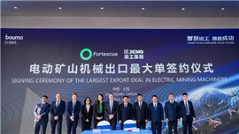 Delegates from XCMG and Fortescue at the signing ceremony in Beijing. 