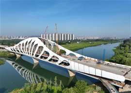 The main bridge system of Jiuzi Bridge, the first steel truss and arch shell collaborative system bridge in China, has been connected successfully. China Railway First Bureau is building the 1,500m-long structure, located in the Sino-Singapore Suzhou-Chuzhou Industrial Park in Chuzhou, Anhui Province. It consists of a roadbed section, a steel main bridge, and cast-in-place beam bridge sections. The 260m-long main bridge features four spans and is divided into two levels, one for motor vehicles and one for non-motorised vehicles. (Image: China Railway Group).