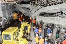 Search and rescue officers search for victims amidst the rubble of a collapsed building after a hall collapsed while students were praying at the Al-Khoziny Islamic boarding school in Sidoarjo, East Java, Indonesia. (Image: Reuters/Stringer)