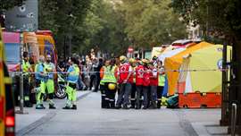 Personal de emergencia trabaja en el lugar del derrumbe de un edificio en el centro de Madrid, España, el 7 de octubre de 2025. (Imagen: Reuters/Juan Medina)