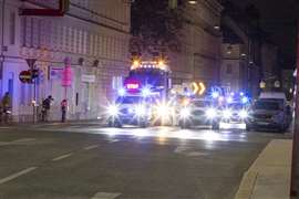 O comboio atravessando um dos vários cruzamentos do centro da cidade à noite