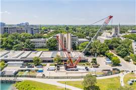 Rot-weißer Liebherr-Raupenkran LR 1300 im Einsatz