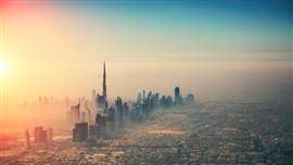 Vista aérea da cidade de Dubai sob a luz do pôr do sol Por Jag_cz