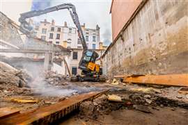 Una excavadora de gran alcance Case CX135E XRD trabajando en una obra en Lyon, Francia. Operada por el especialista en demolición Franck Gojon y su hijo Kevin, de la empresa constructora francesa SJTP, el proyecto consiste en la demolición de un edificio de 11 metros de altura en un terreno restringido, para ampliar una escuela vecina. (Imagen cortesía de Case)