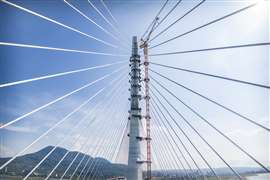 Se ha instalado el último segmento de la plataforma de acero del puente Danjiang, de 405 millones de dólares, que cruza la desembocadura del río Tamsui en Taipéi, Taiwán. El puente Danjiang es el puente atirantado asimétrico de una sola torre más largo del mundo y su inauguración está prevista para mayo de 2026. Diseñado por Zaha Hadid Architects en colaboración con Sinotech Engineering Consultants y Leonhardt Andra und Partner Bératende Ingenieure, el puente, de 920 metros de longitud, está siendo construido por la empresa taiwanesa Kung Sing Engineering. (Imagen: Paddy Chao vía Zaha Hadid Architects)