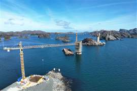 Cuatro grúas torre Liebherr desempeñan un papel fundamental en la construcción del puente Ytre Steinsund, en la escarpada costa occidental de Noruega, operando en condiciones de fuertes vientos, mar agitado y acceso limitado. La empresa sueca Skanska es la contratista principal del proyecto, valorado en 800 millones de coronas noruegas (80 millones de dólares estadounidenses), para la construcción de un puente de 240 metros de longitud que sustituirá la actual conexión de ferry. (Imagen cortesía de Liebherr)