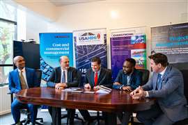 Kyle McCarter (en el centro), socio de Everstrong Capital y presidente del consorcio Usahihi, junto a representantes de Turner & Townesend (Imagen: Autopista Usahihi Nairobi - Mombasa).