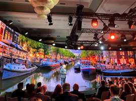 宾利系统公司欧洲、中东和非洲（EMEA）区域主管内森·马什在公司年度活动上发表演讲。