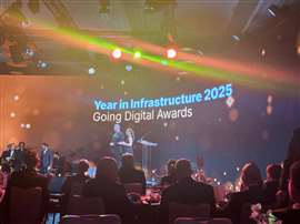 马什在活动颁奖典礼上致辞。