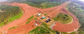 Vista aérea das obras do projeto multinacional das estradas Busega–Mpigi e Kagitumba–Kayonza–Rusumo (Imagem cedida pelo Banco Africano de Desenvolvimento).