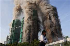 Las llamas envuelven andamios de bambú en varios edificios del complejo residencial Wang Fuk Court, en Tai Po, Hong Kong, China, el 26 de noviembre de 2025. REUTERS/Tyrone Siu