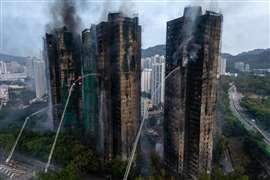 De la fumée et des flammes s'élèvent alors qu'un important incendie ravage plusieurs immeubles résidentiels à Wang Fuk Court, à Hong Kong.