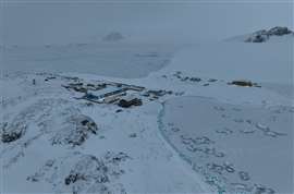 A Estação de Pesquisa Rothera na Antártica coberta de neve.