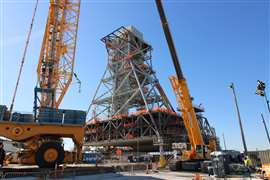 Bilder: Bechtel hebt Teil des neuen Startturms des Kennedy Space Center an seinen Platz