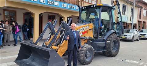 Case entrega retroexcavadora en Ecuador.