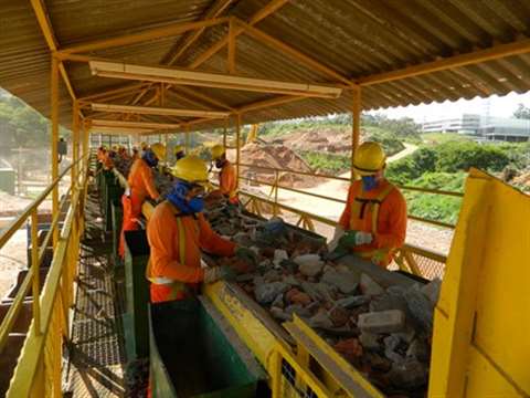 Mesa de clasificación en la planta de reciclaje de SBR en Jundiaí – SP. Credit: Foto: Abrecon