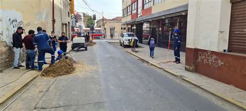 La precisión y poder de penetración del topo GRUNDOMAT, incluso en terrenos pedregosos lo hacen ideal para la construcción subterránea rápida y económica de conexiones domiciliarias.