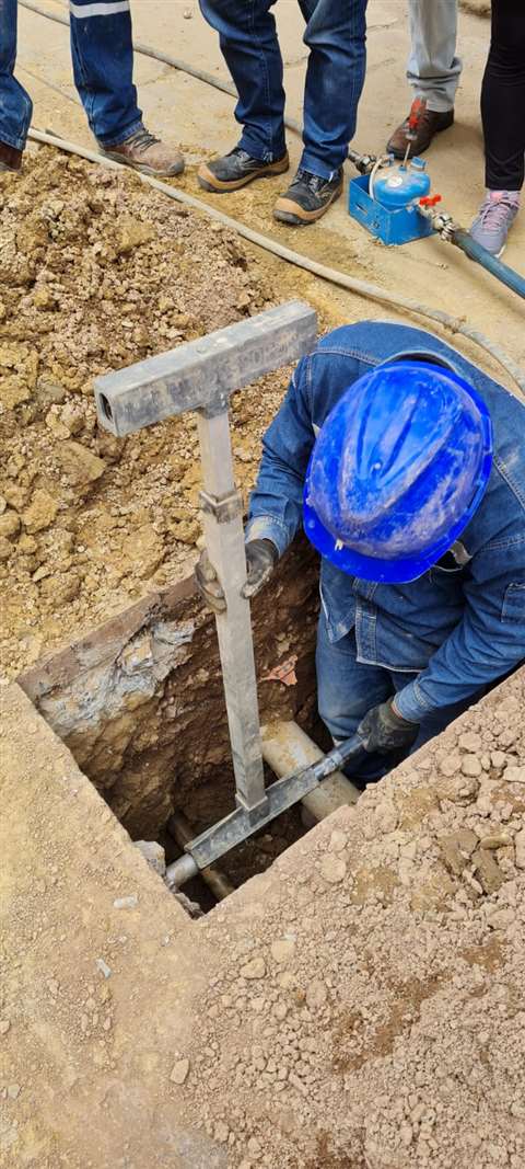 El topo en acción en la Avenida Ayacucho, en el centro de la ciudad boliviana de Cochabamba. Allí se realizaron un total de 1.000 conexiones domiciliarias de agua mediante un método sin zanja.