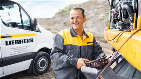 Liebherr comenta que el objetivo es estar lo más cerca posible del cliente, proporcionando consejos, repuestos y hasta la programación de los mantenimientos.