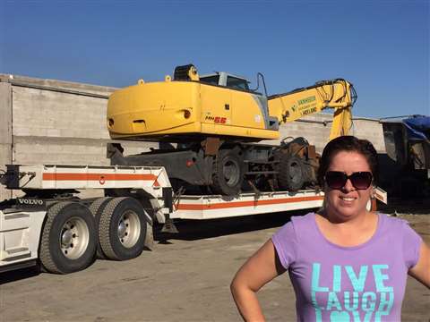 Una cliente de Equippo recibe su máquina en México.