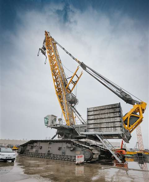 La Liebherr LR 12500-1.0 en la plataforma de prueba en Ehingen, con solo el mástil trasero y sin pluma principal.