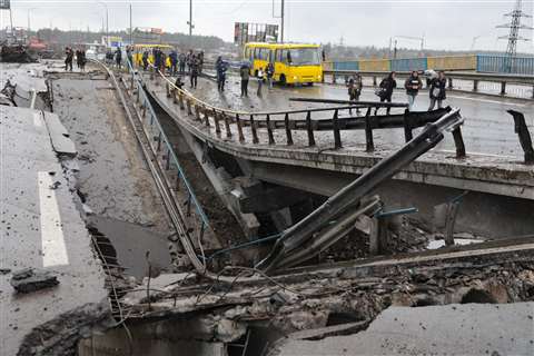 Una vista del puente destruido sobre el río Irpen en la carretera de Varsovia, región de Kiev, centro-norte de Ucrania, el 8 de abril de 2022. 