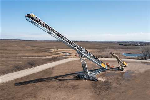 El imponente transportador TeleStacker de 210 pies se muestra junto a un modelo de 136 pies