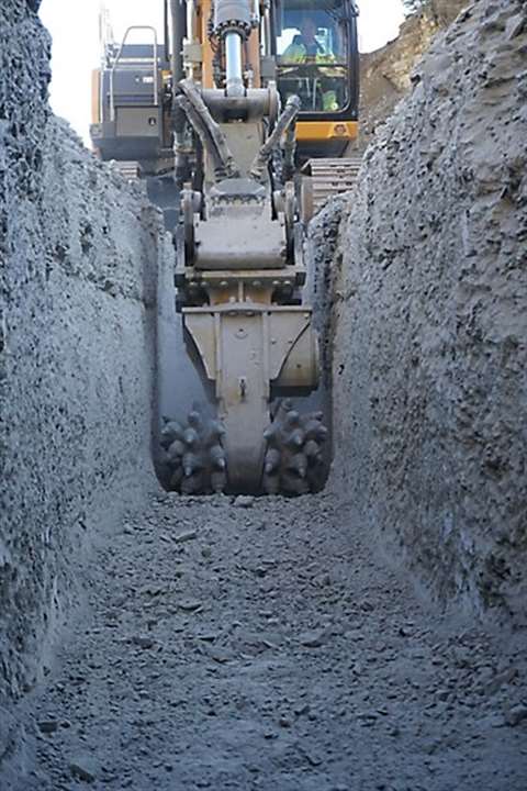 Apertura de zanjas con el nuevo cortador en VC 2000