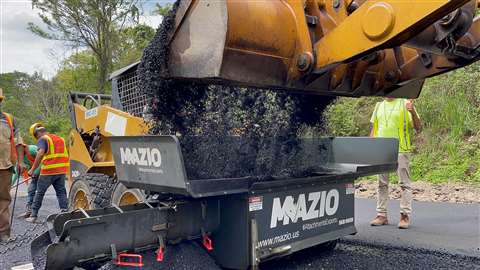 Su tolva tiene una capacidad de 1,4 m3 y alimenta automáticamente a un sinfín de 200 mm.