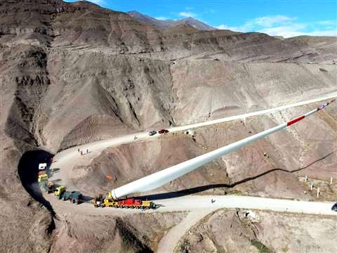 Movimiento de componentes para proyecto eólico Minas de Huascachaca.