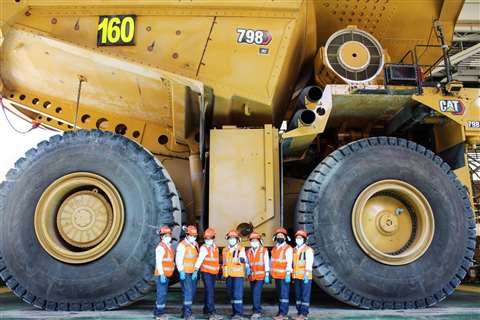 Talento 100% femenino realiza mantenimiento de camión gigante Cat.